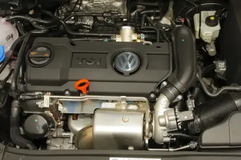 Silnik 1.4 TSI Volkswagena, z widocznym turbosprężarką i elementami układu dolotowego.