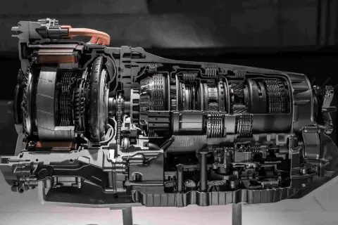 Przekrój skrzyni 7G-TRONIC z widocznymi elementami hydraulicznymi, sprzęgłem i zestawami kół zębatych.
