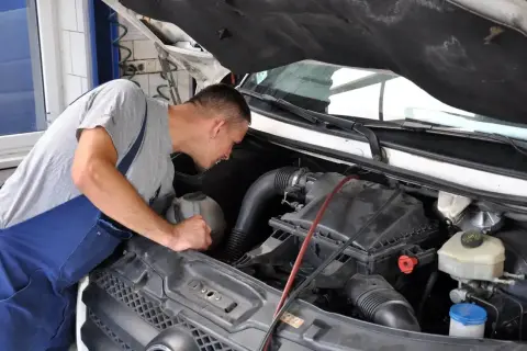 Mechanik bada przyczynę falujących obrotów na ciepłym silniku diesel.
