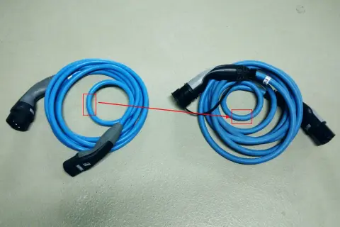 Dwa niebieskie kable do ładowania samochodu elektrycznego, jeden z wtyczką typu 2, drugi z wtyczką typu 1. Jaki kabel do ładowania samochodu elektrycznego wybrać?