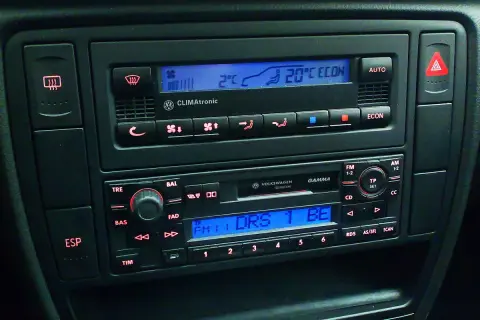 Klimatronik co to? Panel sterowania klimatyzacją i radiem w samochodzie Volkswagen. Wyświetlacz pokazuje temperaturę 20°C i tryb ECON.