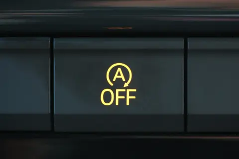 Przycisk "Start-Stop OFF" w samochodzie, wyłączający system automatycznego gaszenia silnika.