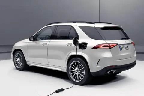 Biały SUV z wtyczką ładowania. Rozważając silnik hybrydowy wady i zalety, warto zwrócić uwagę na takie pojazdy.