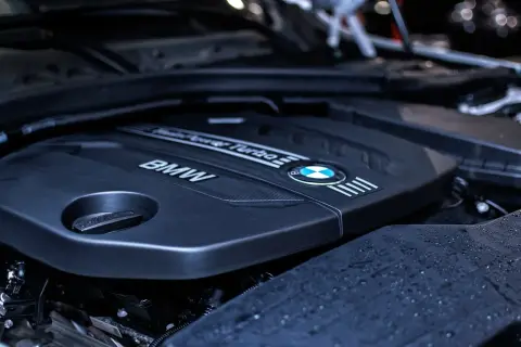 Silnik BMW z napisem "Turbo". Ten wysokoprężny silnik spalinowy to serce samochodu.