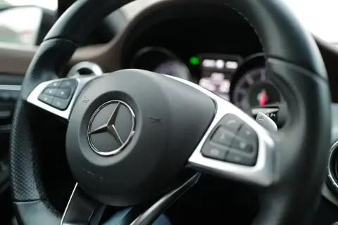 Kierownica Mercedesa z przyciskami i łopatkami zmiany biegów. Brak luzów na kierownicy, gotowa do jazdy.