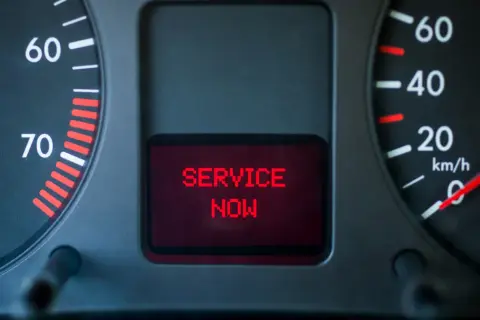 Na desce rozdzielczej Audi świeci się pomarańczowa kontrolka EPC i czerwony komunikat "SERVICE NOW".