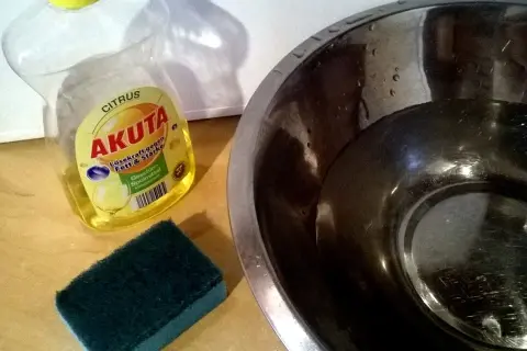 Płyn do naczyń Akuta, gąbka i miska z wodą – idealny zestaw, by dowiedzieć się, czym usunąć naklejki z plastiku.