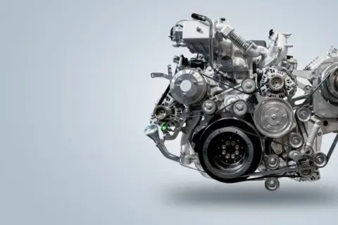 Złożony silnik wysokoprężny, z licznymi paskami i kołami pasowymi, budzi pytanie: silnik wysokoprężny to diesel czy benzyna?
