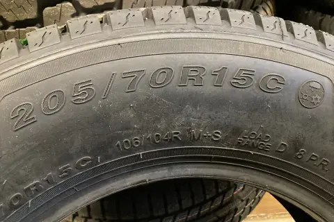 Opona 205/70R15C, idealna do busa. Czy do busa muszą być opony C? Tak, ta opona ma oznaczenie C.