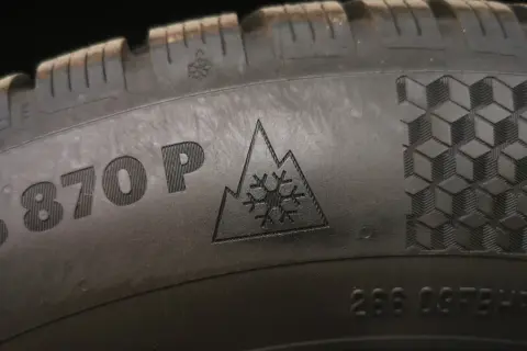 Symbol góry ze śnieżynką to znak, jak rozpoznać opony zimowe. Opona TS870P z oznaczeniem 3PMSF.