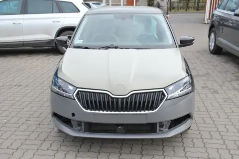 Szara maska samochodu Skoda czeka na malowanie. Widać kratkę grilla i reflektory.