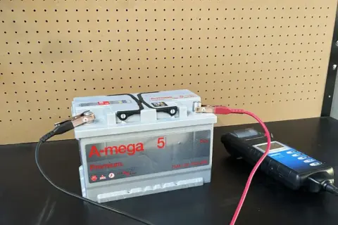 Akumulator A-mega Premium 75Ah 12V nie chce się ładować. Podłączony tester diagnostyczny pokazuje błąd.