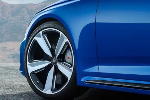 Niebieskie Audi z felgami. Czy głośność opony 71db to dużo? To cicha opona, która nie przeszkadza w podróży.
