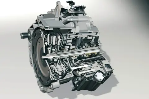 Przekrój skrzyni biegów DSG, ukazujący złożony mechanizm z kołami zębatymi i elementami hydraulicznymi.