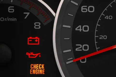 Kontrolki świecą: akumulator, ciśnienie oleju i "check engine". Auto nie odpala, co sugeruje poważny problem.