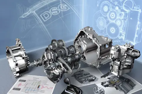 Rozłożona skrzynia automatyczna DSG z widocznymi trybami i schematami technicznymi.