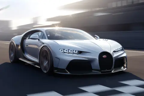 Srebrny Bugatti Chiron pędzi po torze, niemal natychmiast osiągając prędkość 100 km/h.