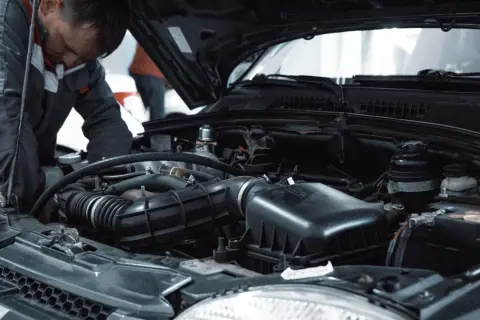 Mechanik sprawdza silnik, szukając objawów zapowietrzonego sprzęgła.