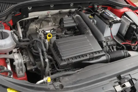 Silnik 1.2 TSI EA211. Rozpoznasz go po charakterystycznej, czarnej obudowie filtra powietrza i układzie dolotowym.