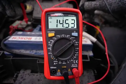 Multimetr pokazuje 14.53V, co oznacza, że akumulator ładuje się na postoju.