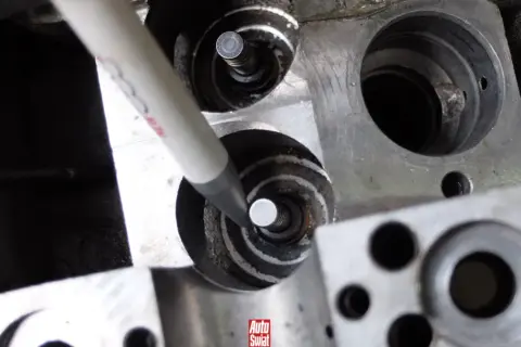 Markerem zaznaczono gniazdo zaworu, co jest częścią procesu, jak sprawdzić uszczelniacze zaworowe.