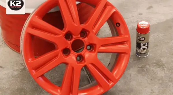 Pomarańczowa felga po malowaniu sprayem K2 Color Flex. Efekt odnowy gotowy!