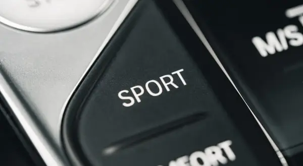 Przycisk "SPORT" na desce rozdzielczej. Czy można włączyć tryb sport podczas jazdy?