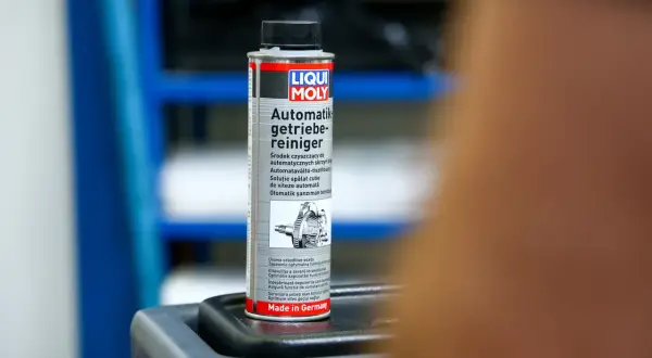 Puszka preparatu Liqui Moly do czyszczenia automatycznych skrzyń biegów, idealna do statycznej wymiany oleju.