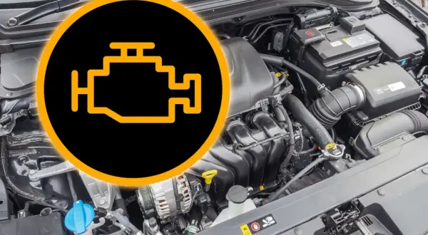 Ikona kontrolki "check engine" zapala się i gaśnie nad silnikiem samochodu.