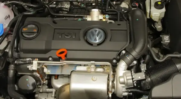 Silnik 1.4 TSI Volkswagena, z widocznym turbosprężarką i elementami układu dolotowego.
