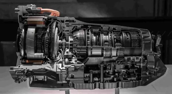 Przekrój skrzyni 7G-TRONIC z widocznymi elementami hydraulicznymi, sprzęgłem i zestawami kół zębatych.