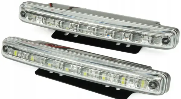 Dwa nowoczesne, prostokątne światła LED do jazdy dziennej, z przezroczystą obudową i czarnymi mocowaniami.