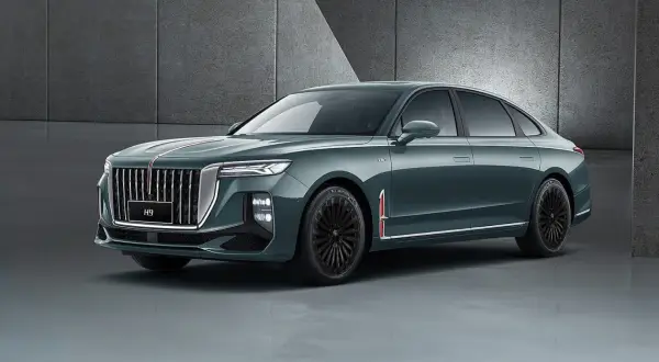 Elegancki, ciemnozielony sedan z charakterystycznym grillem, jeden z nowych, imponujących chinskie marki aut.