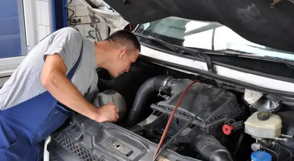 Mechanik bada przyczynę falujących obrotów na ciepłym silniku diesel.