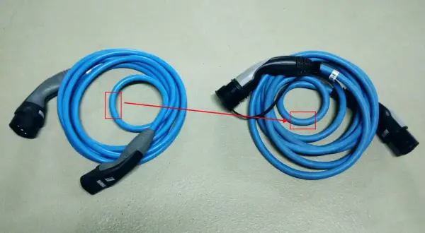 Dwa niebieskie kable do ładowania samochodu elektrycznego, jeden z wtyczką typu 2, drugi z wtyczką typu 1. Jaki kabel do ładowania samochodu elektrycznego wybrać?