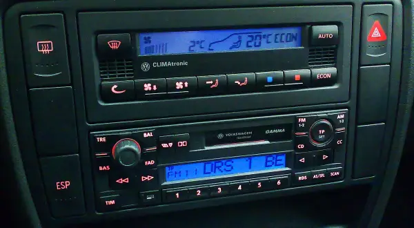 Klimatronik co to? Panel sterowania klimatyzacją i radiem w samochodzie Volkswagen. Wyświetlacz pokazuje temperaturę 20°C i tryb ECON.