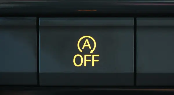 Przycisk "Start-Stop OFF" w samochodzie, wyłączający system automatycznego gaszenia silnika.