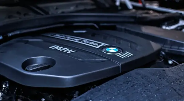 Silnik BMW z napisem "Turbo". Ten wysokoprężny silnik spalinowy to serce samochodu.