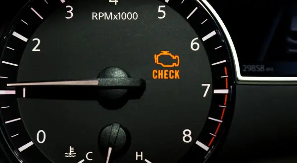 Kontrolka "Check Engine" świeci się, sugerując problem z zaworem EGR lub innym elementem silnika.