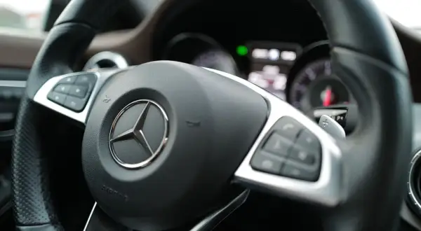 Kierownica Mercedesa z przyciskami i łopatkami zmiany biegów. Brak luzów na kierownicy, gotowa do jazdy.