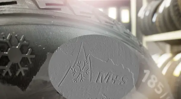 Oznaczenie opon wielosezonowych: symbol płatka śniegu i literki M+S na bieżniku.