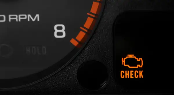 Pomarańczowa kontrolka "CHECK ENGINE" na desce rozdzielczej Hondy Civic. Znaczenie tej kontrolki może wskazywać na problem z silnikiem.