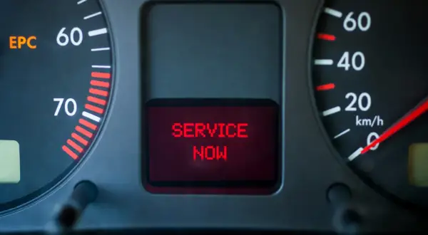 Na desce rozdzielczej Audi świeci się pomarańczowa kontrolka EPC i czerwony komunikat "SERVICE NOW".