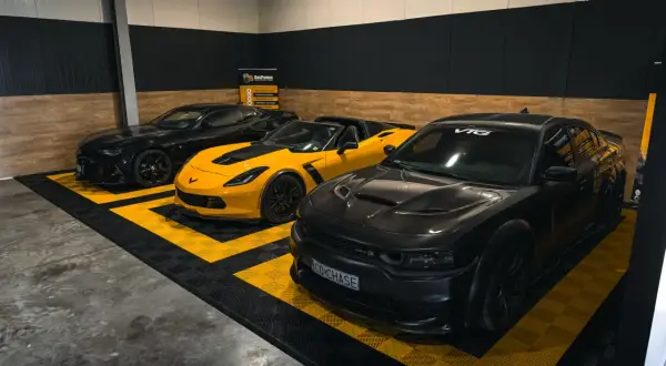 Trzy potężne amerykańskie marki samochodów: czarny Chevrolet Camaro, żółty Chevrolet Corvette i czarny Dodge Charger.