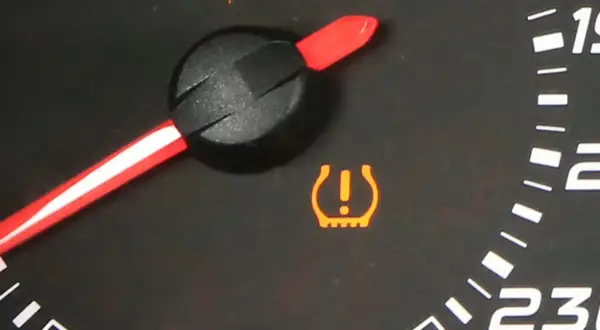 Kontrolka TPMS co to? Ostrzega o niskim ciśnieniu w oponach. Sprawdź ciśnienie, by zapewnić bezpieczeństwo.