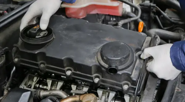 Mechanik sprawdza silnik 2.0 TDI, szukając objawów uszkodzonej odmy.
