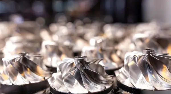 Metalowe wirniki turbosprężarek, kluczowe dla sprawdzenia turbiny w dieslu.
