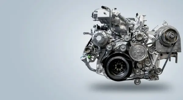 Złożony silnik wysokoprężny, z licznymi paskami i kołami pasowymi, budzi pytanie: silnik wysokoprężny to diesel czy benzyna?