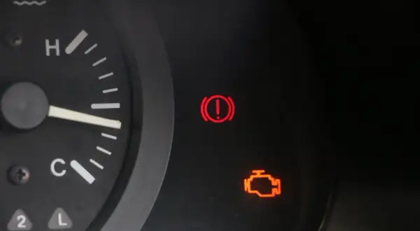 Na desce rozdzielczej BMW świeci się kontrolka "check engine" oraz kontrolka hamulca ręcznego.