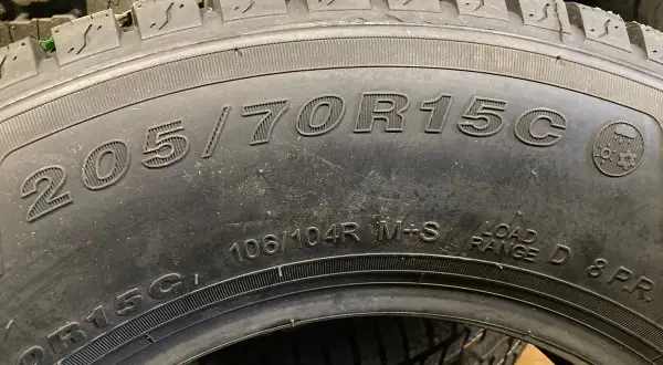 Opona 205/70R15C, idealna do busa. Czy do busa muszą być opony C? Tak, ta opona ma oznaczenie C.